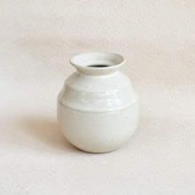 Load image into Gallery viewer, Rim Vase in White