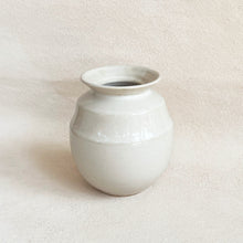 Load image into Gallery viewer, Rim Vase in White